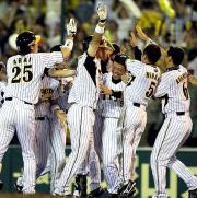11回、左前適時安打を放った関本と抱き合う高橋光ら(撮影・田崎高広)