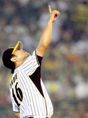 6回、嶋の打球に指をさして野手に指示する安藤(撮影・田崎高広)