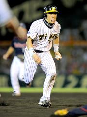 ８回、矢野の三遊間を抜く打球に三塁へ向かう金本（撮影・渦原淳）