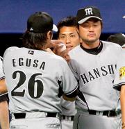 ウイニングボールを受け取る安藤は複雑な表情をみせる(撮影・清水貴仁)