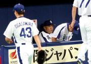 ベンチで厳しい表情を浮かべる落合監督(撮影・宮崎幸一)