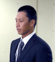 試合前に神妙な面持ちで謝罪会見を行った巨人二岡（撮影・久保賢吾）
