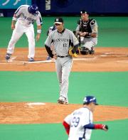 3回、3点本塁打を浴び、金村はマウンドでがっくり(撮影・宮崎幸一)