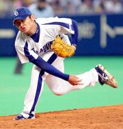 4回途中から登板した中田は、汗を飛ばしながら力投(撮影・清水貴仁)
