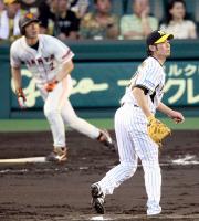 3回、打球を見送る岩田(撮影・宮崎幸一)
