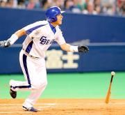 ６回、代打・立浪は右中間へ２点適時二塁打を放つ（撮影・清水貴仁）