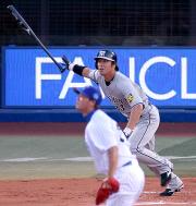 1回、葛城は先制の右越え3点適時二塁打を放つ(撮影・上田博志)