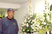 松坂とイチローから贈られた花束の横を通る清原（撮影・岡潤一）