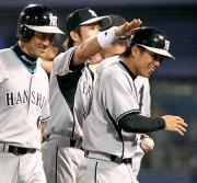 チーム19点目の適時打が初安打初打点となった小宮山(撮影・宮崎幸一)