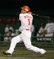 8回、代打前田智は勝ち越しの適時二塁打を放つ(撮影・山岸満)
