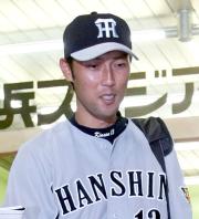 勝利を逃した金村暁は、苦笑いを浮かべて引き揚げる（撮影・宮崎幸一）