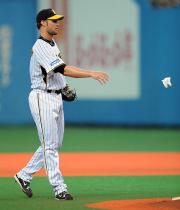【阪神－広島】４回表、暴投で失点したボーグルソン（撮影・加藤仁）