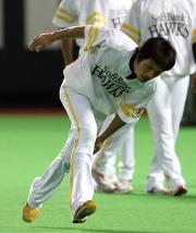 アップを行うソフトバンク久米(撮影・藤尾明華)