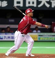 4回表楽天無死一、二塁、山崎武は左越えへ3ランを放つ(撮影・進尚幸)