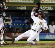 ５回裏オリックス２死二塁、塩崎が生還（撮影・岡潤一）