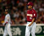1回裏ソフトバンク1死満塁、押し出し四球の長谷部(撮影・今浪浩三)