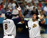 3回裏オリックス1死、カブレラ(右)は23号本塁打(撮影・岡潤一)