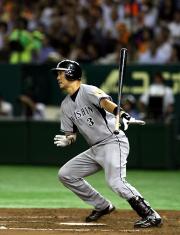 4回表2死一塁、関本は左安打を放つ(撮影・宮崎幸一)