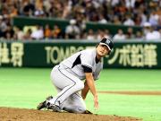 ６回裏２死一塁、安藤は二岡の遊ゴロに当たり座り込む（撮影・宮崎幸一）