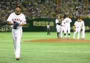 延長10回表、連続四球でベンチへ下がるクルーン（撮影・たえ見朱実）
