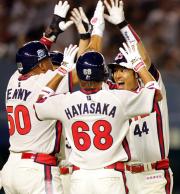 ４回裏、満塁弾を放ち三走者に迎えられる早川（撮影・野上伸悟）
