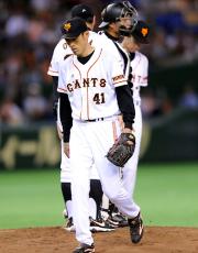 ３回途中で先発の木佐貫は広島打線にＫＯされ降板する（撮影・為田聡史）
