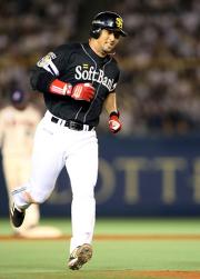 ５回表１死二、三塁、松中は３ランを右越えに放ち笑顔（撮影・進尚幸）