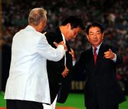 山本昌(中)は高木守道氏らからブレザーを受け取る(撮影・清水貴仁)