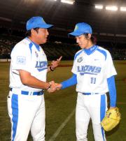 10勝目を飾った岸は渡辺監督の祝福を受ける(撮影・山崎哲司)