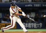 ２回無死二、三塁、ベニーが左翼線に先制の２点二塁打を放つ（共同）