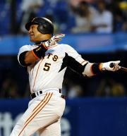 2回表巨人無死、ラミレスは左越えにソロ本塁打を放つ(撮影・下田雄一)