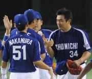 山本昌は李からウイニングボールを受け取る(撮影・為田聡史)
