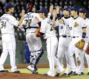 西武を破って7連勝となり、タッチを交わすオリックスナイン(共同)