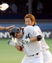 大塚明はサヨナラ打を放ち手荒い祝福を受ける（撮影・柴田隆二）