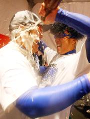 リーグ優勝でビールかけする片岡(右)と中村剛也(撮影・浅見桂子)
