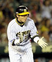 【阪神－巨人】新井は右適時打に手を叩きながら一塁へ（撮影・宮崎幸一）