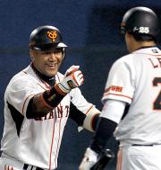 【横浜-巨人】先制本塁打のラミレスは李とグータッチ(撮影・宇治久裕)