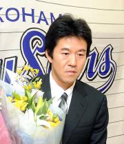 引退会見を終え花束を手にする鈴木尚(撮影・山崎哲司)