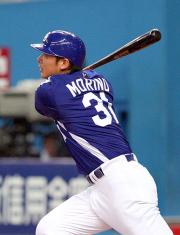 【阪神-中日】6回、森野将彦は中越え本塁打を放つ(撮影・加藤哉)