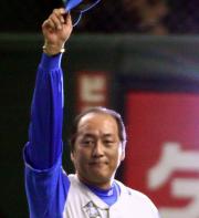 【巨人-西武】ファンに手を振る西武渡辺監督(撮影・中島郁夫)