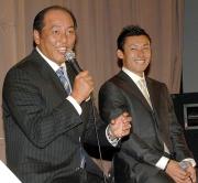 笑顔でファンの質問に答える渡辺監督(左)と栗山(撮影・長谷川元明)