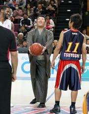 着物姿で始球式を務める小久保(撮影・藤尾明華)