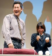 トークショーの神戸９クルーズ吉田えり（右）と楽天田中（撮影・加藤仁）