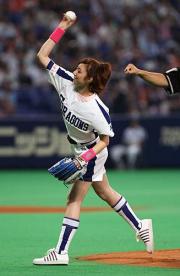 アサヒビールイメージガールの小林美優が始球式を行う(撮影・清水貴仁)