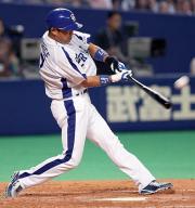 【中日-巨人】 4回、谷繁は2点本塁打を放った(撮影・清水貴仁)