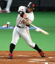 【日本ハム－巨人】２回、阿部は先制適時二塁打を放つ（撮影・浅見桂子）
