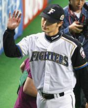 【日本ハム－巨人】日本一逃し、力なく手を振るダルビッシュ（共同）