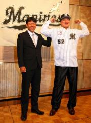背番号52のユニホームを着て笑顔を見せるロッテ金(撮影・野上伸悟)