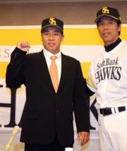 秋山監督から帽子をかぶせてもらい笑顔を見せる李（撮影・藤尾明華）