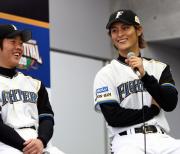 鶴岡(左)と笑顔でトークショーをするダルビッシュ(撮影・黒川智章)